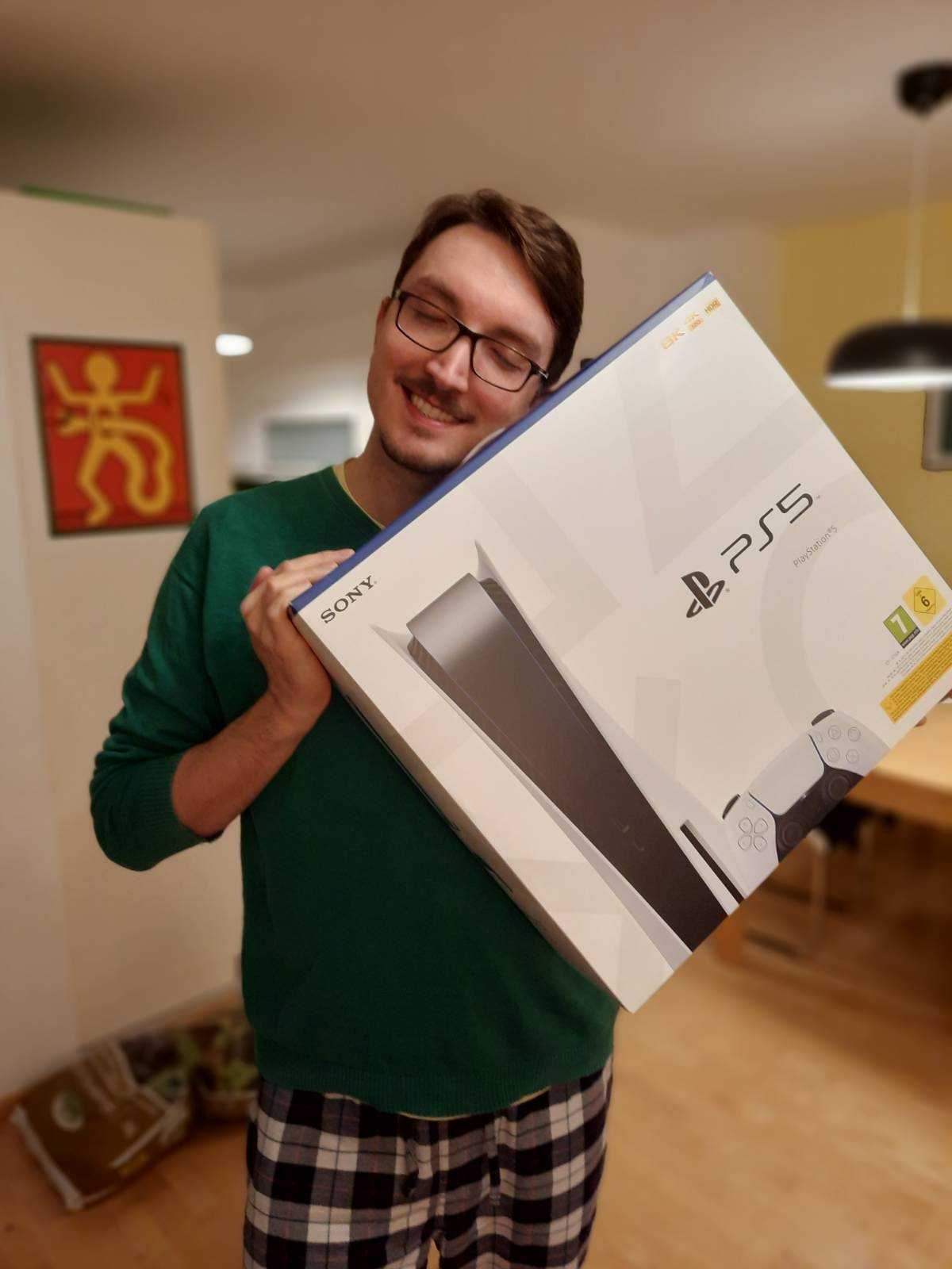 Ich wie ich meine geliebte, noch verpackte Playstation 5 in Händen halte