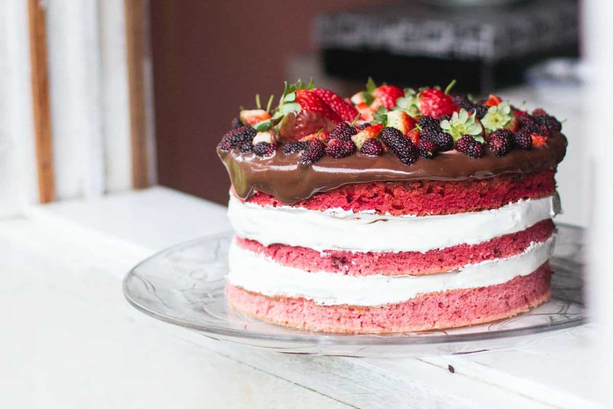 Eine Torte mit mehreren erkennbaren Schichten.